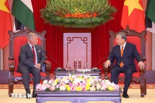 El secretario general del Partido Comunista de Vietnam, To Lam, (derecha) recibe al Rey Abdalá II bin Al Hussein de Jordania. (Foto: VNA)
