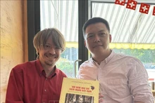 Massimiliano Ay, secretario general del Partido Comunista de Suiza, posa una foto con reportero de la VNA (Foto: VNA)