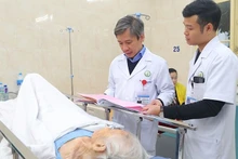 Médicos del Hospital de Amistad Viet Duc atienden a un paciente de 105 años. (Foto: Nhan Dan)