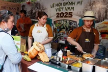 Visitantes en la tercera edición del Festival de bocadillo vietnamita 2025 (Foto: Hoang Tuyet)