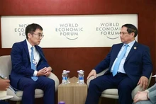 El primer ministro de Vietnam, Pham Minh Chinh (derecha), conversa con el profesor Tetsuya Watanabe, presidente del ERIA (Foto: VNA)