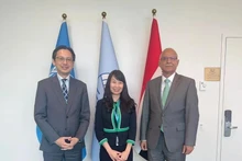 El embajador Do Hung Viet, jefe de la misión permanente de Hanoi ante la Organización de las Naciones Unidas; la doctora Nguyen Thi Lan Anh, candidata de Vietnam para el cargo de Jueza del Tribunal Internacional del Derecho del Mar (ITLOS) y el embajador iraquí Abbas Kadhom Obaid Al-Fatlawi, presidente del G77. (Foto: VNA)