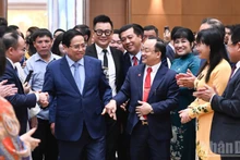 El primer ministro de Vietnam, Pham Minh Chinh, con representantes de la comunidad empresarial (Foto: Nhan Dan)