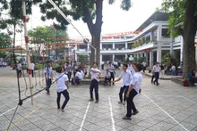 Estudiantes del bachillerato Nguyen Thuong Hien (Ciudad Ho Chi Minh) practican deportes durante el recreo. (Foto: laodong.vn)