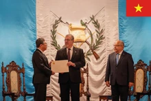 El embajador de Vietnam en México, concurrente en Guatemala, Nguyen Van Hai, presenta las Cartas Credenciales al presidente guatemalteco, Bernardo Arévalo (Foto: VNA)