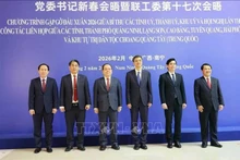 Los secretarios de los comités partidistas de cinco localidades vietnamitas (Quang Ninh, Lang Son, Cao Bang, Tuyen Quang y Hai Phong) y de la Región Autónoma Zhuang de Guangxi, China, se reúnen en la ciudad de Nanning (Foto: VNA)