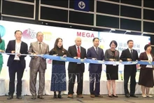 Los delegados cortaron la cinta inaugural de la exposición. (Foto: VNA)