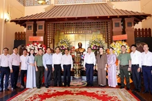 [Foto] Líder legislativo vietnamita rinde homenaje a exlíderes del Partido y del Estado en Vinh Long