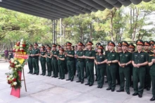 La delegación del Hospital Central Militar 108 ofrece incienso en el sitio de reliquias de la encrucijada de Dong Loc, el Cementerio Nacional de los Mártires de la Carretera 9 y la antigua ciudadela de Quang Tri.