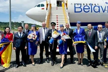 Líderes de la provincia de An Giang y representantes de Belavia Airlines en la inauguración de la ruta Minsk-Phu Quoc.