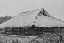 La casa comunal de Tan Trao, antiguo distrito de Son Duong (Tuyen Quang), donde se celebró el Congreso Nacional convocado por Viet Minh el 16 de agosto de 1945, aprobó las “Diez Políticas Principales de Viet Minh”; la “Orden de Levantamiento General”; decretó la bandera y el himno nacionales; y estableció el Comité de Liberación Nacional de Vietnam, es decir, el Gobierno Provisional, presidido por el camarada Ho Chi Minh. (Foto: Documentos de VNA)
