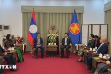 El embajador de Vietnam en China, Pham Thanh Binh, transmite sus felicitaciones al personal de la Embajada de Laos y al embajador Somphone Sichaleune (Foto: VNA)