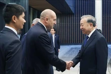 El presidente búlgaro, Rumen Radev, recibe al secretario general To Lam en su visita a la empresa de defensa Samel 90. (Foto: VNA)