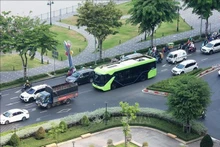 Un autobús eléctrico de la ruta D4 (Vinhomes Grand Park – Estación de autobuses de Saigón) circula por el centro de Ciudad Ho Chi Minh. (Foto: VNA)
