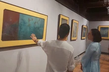 El pintor Truong Thinh presenta sus obras.