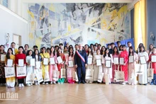 Fabrice Loher, alcalde de la ciudad de Lorient, felicita a los miembros del proyecto Toucher Arts por la exitosa organización del Festival de Vietnam en Lorient.