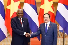El titular de la Asamblea Nacional vietnamita, Tran Thanh Man, y el presidente de la Asamblea Nacional del Poder Popular y del Consejo de Estado de Cuba, Esteban Lazo Hernández. (Foto: VNA)
