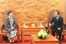 Trinh Van Quyet, secretario del Comité Central del PCV y jefe de su Comisión de Propaganda, Educación y Movilización de Masas, se reúne con Inlavan Keobounphanh, integrante del Comité Central del PPRL y vicepresidenta permanente del FLCN. (Foto: Nhan Dan)