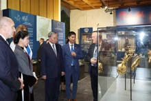 El secretario general del Partido Comunista de Vietnam, To Lam, el presidente búlgaro, Rumen Radev, visitan el Museo Nacional de Historia de Bulgaria. (Foto: VNA)