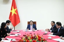 [Foto] Premier vietnamita sostiene conversación telefónica con presidente de Angola