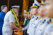 El mando del contraalmirante Thomas Shultz se siente conmovido por la cálida bienvenida de Vietnam (Foto: Nhan Dan)