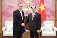 El vicepresidente de la Asamblea Nacional de Vietnam, Tran Quang Phuong, recibe al vicepresidente de Economía Productiva del Partido Socialista Unido de Venezuela, Jesús Faría. (Foto: VNA)