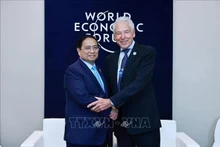 El primer ministro vietnamita, Pham Minh Chinh, recibe a Peter Brabeck-Letmathe, presidente interino del Foro Económico Mundial (Foto: VNA)