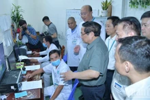El primer ministro de Vietnam, Pham Minh Chinh, con pacientes en Hospital de Oncología de Can Tho. (Foto: Nhan Dan)