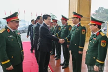 El presidente Luong Cuong visita a los oficiales y soldados de la Región Militar 2 y la División 316 (Foto: Nhan Dan)