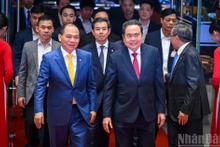 [Foto] Líder legislativo vietnamita asiste a ceremonia de entrega de premios VinFuture 2025