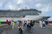 El crucero Adora Mediterranea llega al puerto de Chan May. (Foto: VNA)