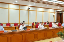 [Foto] Buró Político se reúne con Juntas Permanentes de Comités del Partido de Ca Mau y Hung Yen