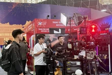 Los visitantes exploran la tecnología de producción cinematográfica en la Feria de Otoño de 2025. (Foto: VNA)