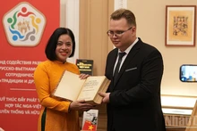 El estudiante del Instituto Estatal de Relaciones Internacionales de Moscú, entrega el libro valioso al Museo Ho Chi Minh (Foto: Nhan Dan)