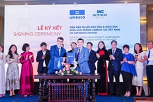 Escena de la ceremonia de firma.