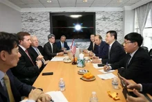 El ministro de Industria y Comercio, Nguyen Hong Dien, mantiene una reunión de trabajo con Jeffrey Pearlman, director ejecutivo del Fondo de Inversión Warburg Pincus y presidente del Consejo Empresarial Estados Unidos-Asean (USABC). (Foto: VNA)