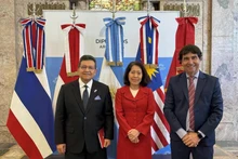 La embajadora de Vietnam, Ngo Minh Nguyet; el embajador de Indonesia, Sulaiman Syarif; y el presidente de la Cámara de Comercio Mercosur - Asean (MACC), Rodolfo Caffaro, en el seminario (Foto: VNA)