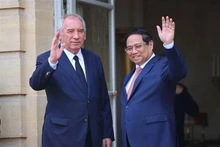 El primer ministro vietnamita, Pham Minh Chinh, y su homólogo francés, François Bayrou. (Foto: VNA)