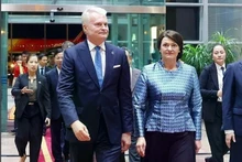 El presidente de Lituania, Gitanas Nausėda, y su esposa, Diana Nausėdienė, llegan a Hanoi. (Foto: VNA)