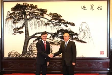 Li Hongzhong, vicetitular del Comité Permanente de la Asamblea Popular Nacional de China (d) y Bui Quang Huy, primer secretario del Comité Central de la Unión de Jóvenes Comunistas Ho Chi Minh.