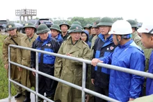 El viceprimer ministro Tran Hong Ha inspecciona los preparativos para la prevención de tifones en la provincia norteña de Hung Yen (Foto: VNA)
