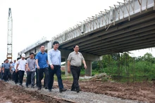 El primer ministro de Vietnam, Pham Minh Chinh, realiza una inspección del progreso de proyectos clave de autopistas en Dong Thap (Foto: VNA)