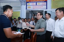 El primer ministro Pham Minh Chinh visita al Centro de Servicios de Administración Pública de la comuna de My Hiep, en la provincia de Dong Thap. )Foto: VNA)