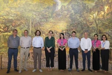 La delegación francesa recorre el espacio 3D en el Museo de la Victoria de Dien Bien Phu. (Foto: Embajada de Francia en Hanói)