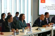 La vicepresidenta Vo Thi Anh Xuan en la reunión con el presidente del Gobierno Regional de Lombardía, Attilio Fontana (Foto: VNA)