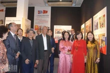 Delegados visitan la exposición. (Foto: Nhan Dan)