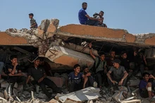 Palestinos sobre los escombros en la zona de Sudaniya, al norte de la ciudad de Gaza. (Foto: Xinhua/VNA)