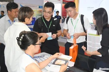 Los visitantes aprenden sobre soluciones tecnológicas pioneras en el campo de la electricidad y la energía. (Foto: hanoimoi.vn)