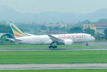 El vuelo ET0678 de Ethiopian Airlines aterrizó sin problemas en el Aeropuerto Internacional de Noi Bai. (Foto: NIA/qdnd.vn)