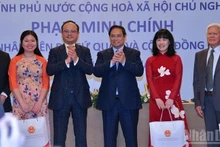 El primer ministro Pham Minh Chinh (centro) presenta regalos a la comunidad vietnamita en Rusia en la reunión en Moscú el 22 de marzo (hora local). (Foto: Nhan Dan)